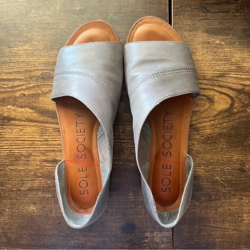 SOLE SOCIETY Colvan Leather Flats Open Toe Sandals Cut Out Sides Gray Size 7.5